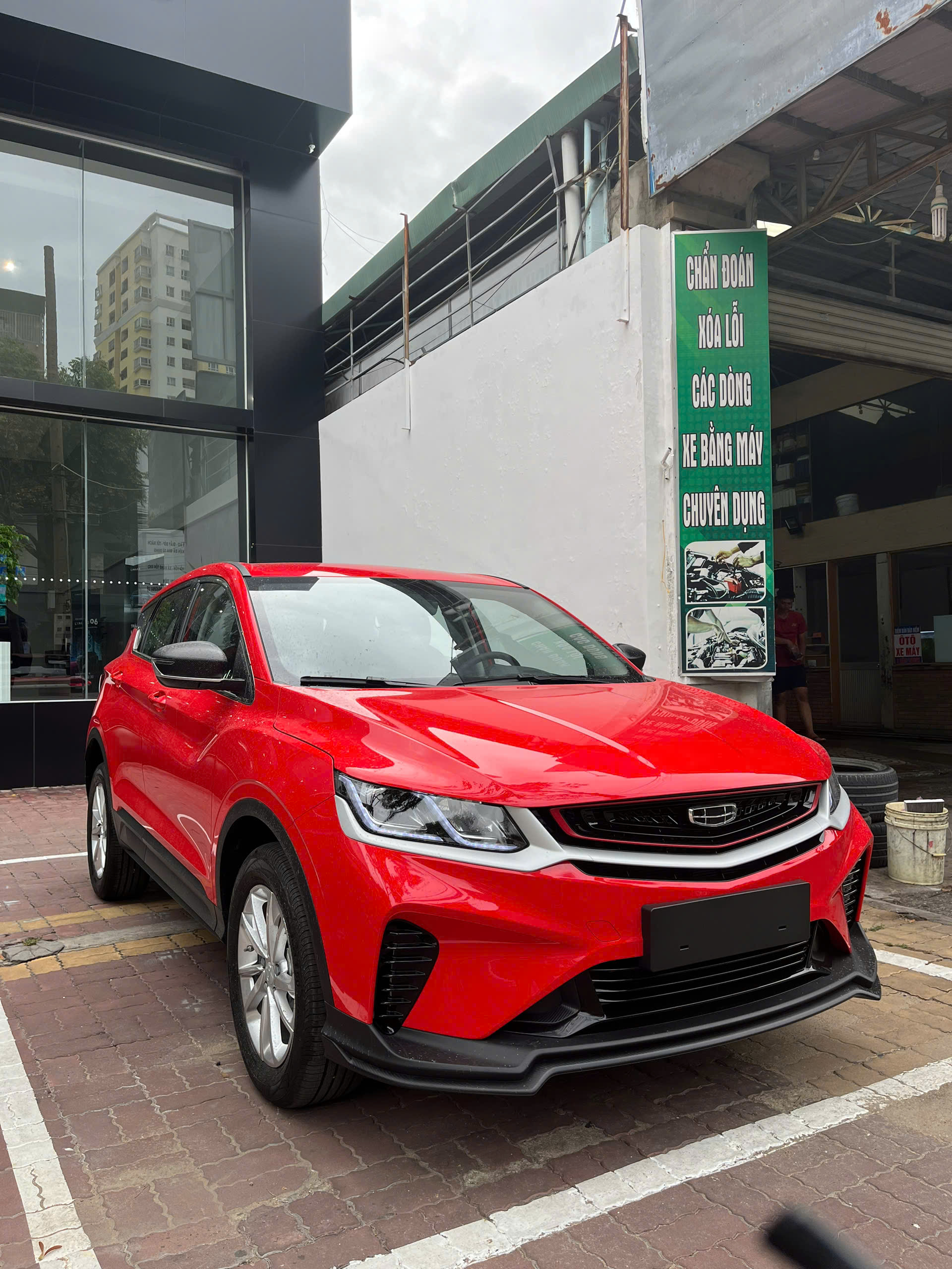 Đầu xe Geely Coolray phiên bản tiêu chuẩn màu Đỏ tươi
