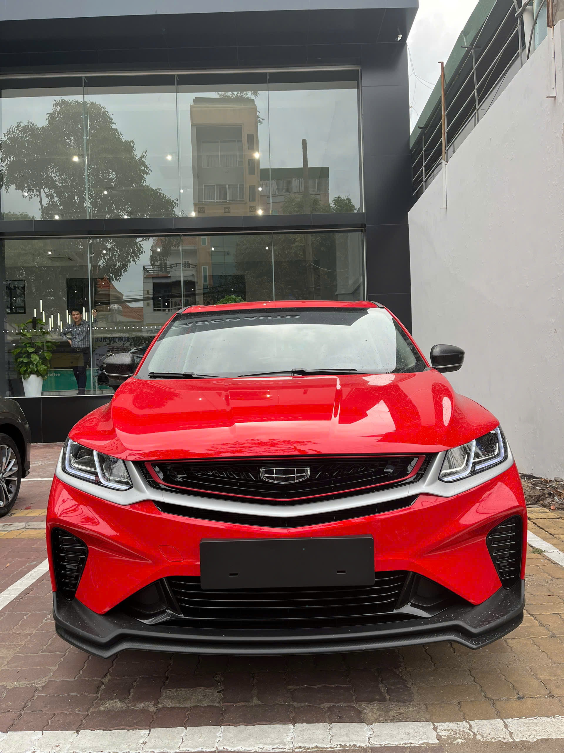 Đầu xe Geely Coolray phiên bản tiêu chuẩn màu Đỏ