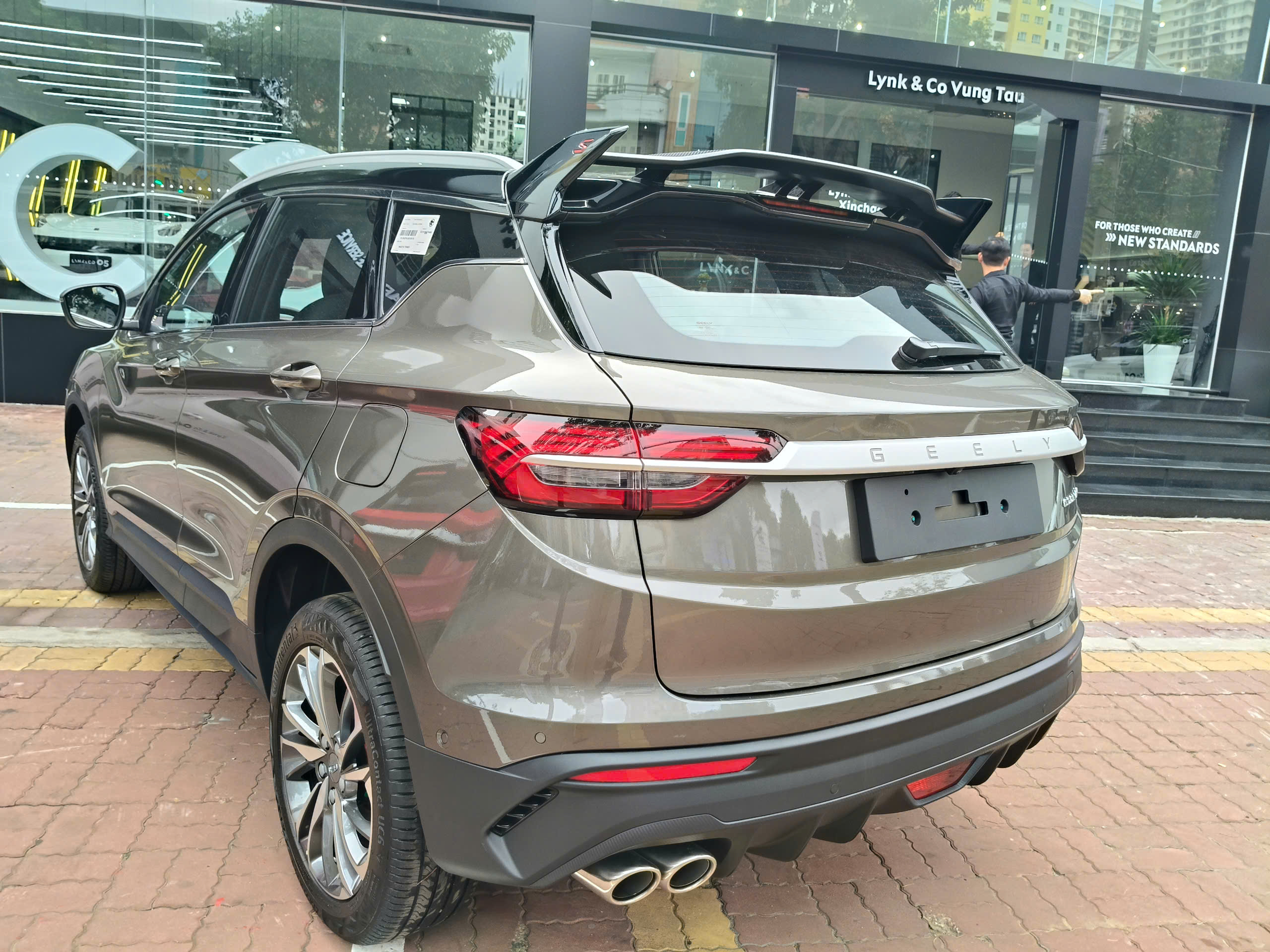 Đuôi xe Geely Coolray phiên bản tiêu chuẩn màu Xám
