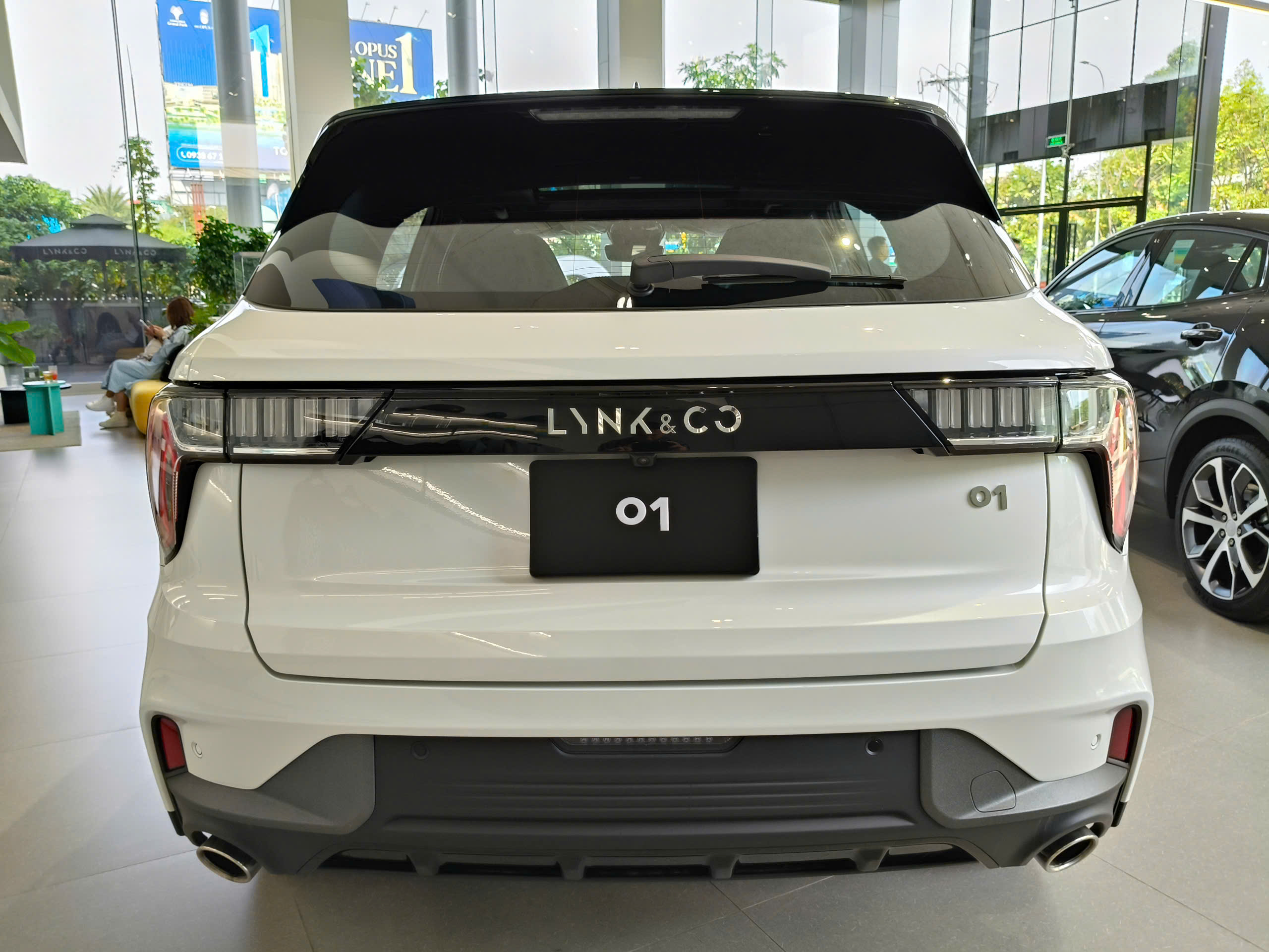Phía đuôixe lynk & co 01 màu trắng ngọc trai tại vũng tàu