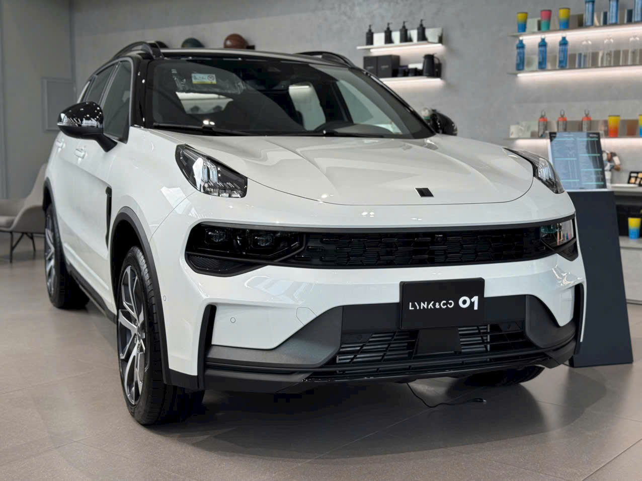 Phía trước xe lynk & co 01 màu trắng ngọc trai tại vũng tàu